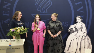Tasa-arvotunnustuksen vastaanottanut Katariina Räikkönen yleisön edessä. Kuvassa myös projektipäällikkö Anna Roikonen ja johtaja Sirpa Eskelä-Haapanen Jyväskylän yliopiston opettajankoulutuslaitokselta. 