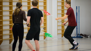 Nuoret pelaamassa liikuntasalissa