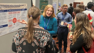 Minna Sorri esittelee posteria / Minna Sorri presenting a poster