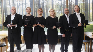 Uudet professorit päärakennuksessa.