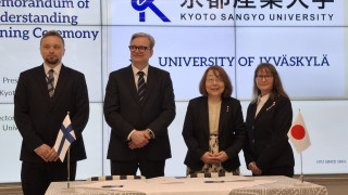 Kuvassa rehtorien Keiko Zaiman ja Jari Ojalan kanssa ovat Movin japanin opettajat  Jussi Jussila (vas.) ja Pauliina Takala (oik.)