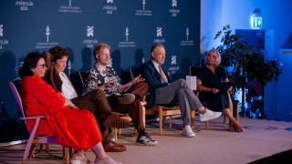 Jyväskylän kesän avajaisseminaari, paneelikeskustelu. Viisi ihmistä istuu lavalla.