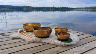 Äänimaljoja laiturilla veden äärellä