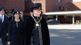 Rehtori Jari Ojala avajaiskulkueessa.