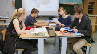 oppilaita luokassa luonnontieteiden tunnilla
