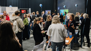 Yrityspäivän messuosasto vuonna 2025. Kuvassa tapahtuman kävijöitä eri messupisteillä.