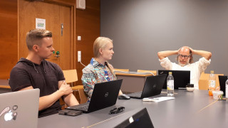 Marko Salonen (oikealla) on ollut mukana suunnittelemassa uutta näyttöreittiä. Kuvassa myös TRYhankkeen Tuomo Kuivalainen ja Riina Kärkkäinen.