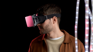 VRlasien avulla uhkaavan tilanteen voi kokea toisen ihmisen silmin. Tutkimusprojektin tavoitteena on vähentää parisuhdeväkivaltaa kehittämällä virtuaalitodellisuuteen perustuvia kustannustehokkaita ehkäisemis ja kuntoutusmenetelmiä. Kuva: Mostphoto.