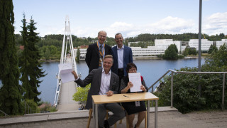 Sopimus allekirjoitettiin Ylistön sillalle johtavilla portailla.