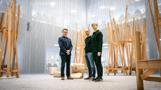 Tutkija Anri Patron (oik.), dosentti Sami Äyrämö ja professori Juha Paloneva KeskiSuomen uuden keskussairaala Novan aulatiloissa.