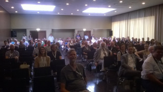 EUCMOSväki harjoittelemassa lausumaan “Jyväskylä” Portugalin kongressin päätöstilaisuudessa.