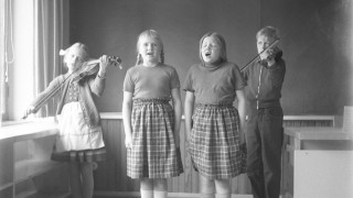 Harjoitukset kevätjuhlaa varten toukokuussa 1957, Ahti Rytkösen kuvakokoelma. Jyväskylän yliopiston tiedemuseo.