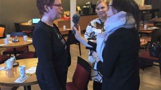 Paula Savela (vas.) ja Armi Nurmi Ylen toimittajan haastattelussa