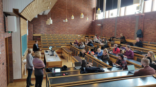 Avoimen väylän tiedotuksen, neuvonnan ja ohjauksen työpajaan osallistui ihmisiä kymmenestä yliopistosta.