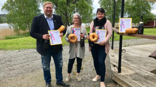 Kuvassa palkitut: Pekka Abrahammson (JYU), Seija Kivelä (Gradia) ja Liisa Marin (Gradia). Jaakko Tukia ei päässyt paikalle.