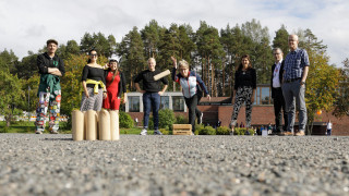 Kampuksen kentällä ratkottiin viime syksynä JYU:n ja JYY:n mölkkyherruus. Heittovuorossa talous- ja palvelujohtaja Päivi Seppä. Kuva: Petteri Kivimäki.