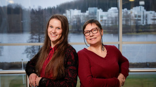 Jessica Hurme (vas.) ja Jaana Tikkala opettavat työelämän viestintätaitoja uutuuskurssilla avoimessa yliopistossa