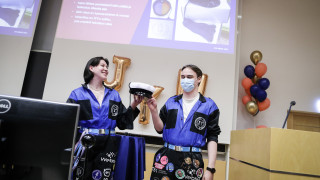 Teekkariopiskelijat Minea Nupponen ja Eemil Hukkanen esittelevät Jyväskylän uutta teekkarilakkia. kuva: Petteri Kivimäki