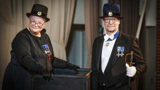 Suomen jääkiekkomaajoukkueen päävalmentaja Jukka Jalonen promovoitiin Jyväskylän yliopiston promootiossa kunniatohtoriksi. Jalonen sai promoottorina toimivalta romaanisen filologian professori Outi Merisalolta tohtorin hatun päähänsä ja miekan käsiinsä.