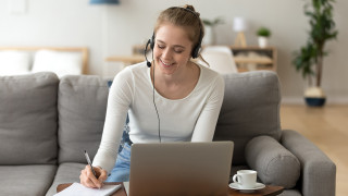 Koronaaikana JYU avoin tarjoaa laajan valikoiman verkon välityksellä suoritettavia opintoja.