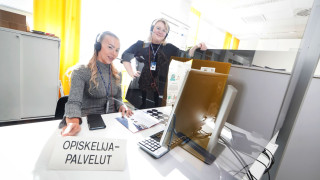 Kysy kun on kysyttävää, me vastaamme. Jos tarvitset ohjausta tai vaikkapa opintosuoritusotteen, klikkaa HelpJYUpalveluun. Opiskelijan palveluiden Ida Halme ja Sini Viander ovat avoimen yliopiston opinnoista kiinnostuneiden apuna.