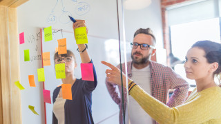 Uusi tieto tulee osaksi toimintaa ihmisten kautta. He vievät tiedon työelämään ja hyödyntävät sitä eri aloilla.