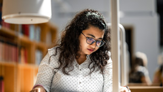 "Opiskelijalta voi kysyä, mikä voisi tehdä päivästäsi paremman ja kannustaa löytämään sellaisia päivittäisiä tapoja, jotka lisäävät hyvinvointia", tutkijat ehdottavat. Virtaa opiskeluun tuovat muun muassa riittävä uni, liikunta sekä onnistunut ajanhallinta. Kuva: Tommi Sassi /Jyväskylän yliopisto