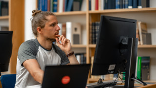 Avoimen väylällä opiskellaan avoimia yliopistoopintoja, joiden perusteella voi hakea myös tutkintoopiskelijaksi yliopistoon.