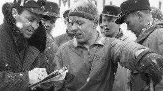 Julkaisu sisältää runsaat sata valokuvaa. Yhdessä niistä hiihtäjä Kalevi Hämäläinen on toimittajien haastateltavana Salpausselällä vuonna 1962. © TAHTO / Urheilumuseo