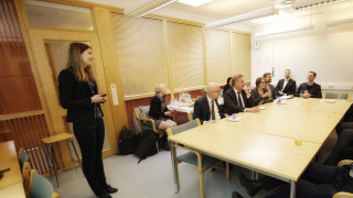 Tutkijatohtori Siiri Perämäki esitteli kemian laitoksen kiertotalouden korkeatasoisia tutkimushankkeita Euroopan komission varapuheenjohtajan Jyrki Kataisen mukana vierailleille päättäjille tiistaina kemian laitoksella.