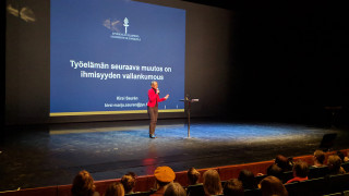 Yliopistonopettaja Kirsi Saurén ennusti ihmisyyden vallankumousta Work Goes Happy tapahtuman puheenvuorossaan.