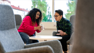 Avoimen väylä on yksi tie yliopiston tutkintoopintoihin, todistusvalinnan ja valintakokeen rinnalla. Opiskele väyläopinnot avoimessa ja hae opiskelupaikkaa perustuen niihin. Muista mahdollisuus opintomaksuhyvitykseen väyläopinnoissa!