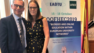 Jukka Lerkkanen ja EADTU:n hallituksen presidentti Liz Marr lokakuisessa OOFHEC2019konferenssissa Madridissa.