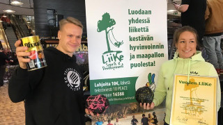 Vuoden LiiKe-palkinnon vastaanottivat tiedekunnan opiskelijat Tiia Nieminen ja Aapo Kyyrä. Kuva: LiiKe ry:n toiminnanjohtaja Ari Koivu.