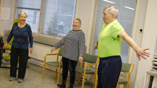 Riittävä liikkumiskyky on tärkeä osa ikääntyvän henkilön fyysistä toimintakykyä.