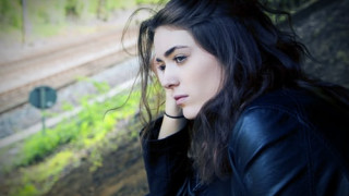 Usein yksinäiset koululaiset kokevat muita yleisemmin kipuoireita, hermostuneisuutta ja nukahtamisvaikeuksia.