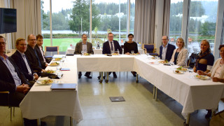 Kuvassa vasemmalta: Työelämäprofessori (kyberturvallisuus) Martti Lehto, erityisavustaja Jukka Ihanus, varadekaani (koulutus) Timo Tiihonen, varadekaani (tutkimus) Mikko Siponen, dekaani Pasi Tyrväinen, ministeri Mika Lintilä, IBM:n Suomen maajohtaja Mirva Antila, professori Pekka Neittaanmäki (laskennalliset tieteet), erityisasiantuntija Päivi Fadjukoff, työelämäprofessori (lääketiede) Pirjo Mustonen, kansanedustaja Aila Paloniemi.