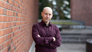 Markus Mykkänen tutki viestintäalan lobbausta. Kuvaaja Anni Äikäs.