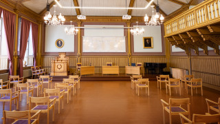 Seminaari järjestetään yliopiston vanhassa juhlasalissa S-rakennuksessa.