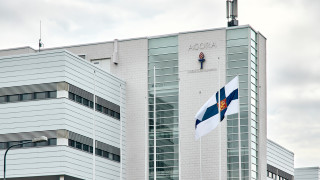 Kampuksella liputetaan Ukrainan tueksi vuoden kestäneen Venäjän hyökkäyssodan vuoksi.