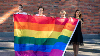 JYY:n hallituksen puheenjohtaja Aija Hokkanen (vas.) ja edustajiston puheenjohtaja Elma Hyöky sekä JYU:n talous- ja palvelujohtaja Päivi Seppä ja vararehtori Marja-Leena Laakso.