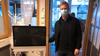 Mikko Pietilä ja videotapaamisissa hoivakodissa käytetty laite.