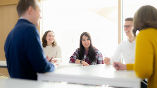 Ennen koronapandemiaa peräti 70 % opinto-ohjaajista teki työtään tyytyväisenä työn imussa. Kuva: Mikko Vähäniitty / JYU