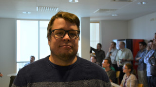 Apulaisprofessori Juha Muhonen sai akatemiatutkijan rahoituksen toteuttaakseen optisen mittausmenetelmän spintiloille piissä. Hän työskentelee Jyväskylän yliopiston Nanotiedekeskuksessa.