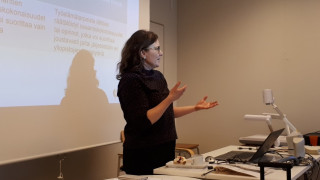 Nina Haltia summaa työpajapäivän antia.