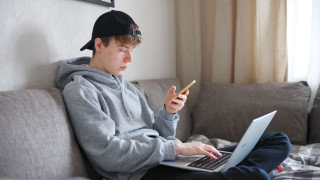 Hallinnan tunne omasta taloudesta vahvistaa luottamusta itseen ja tulevaisuuteen.  Siksi on erittäin tärkeää hankkia jo nuorena hyvät taloustiedot ja taidot.