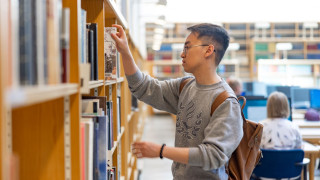 Miten oikeaa tietoa löytää? Miten tieteellisen tekstin voisi sujuvammin omaksua? Mitä on kriittinen ajattelu ja miksi sitä tarvitaan? Tervetuloa oppimaan orientaatiokursseille!