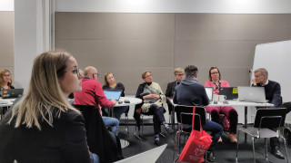 Oulun tapaamiseen osallistui noin 30 ihmistä. Etualalla kuvassa suunnittelija Diana Yletyinen, joka koordinoi TRYhanketta Oulun yliopistossa.