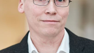 Professori Phillip Watts Jyväskylän yliopistosta johtaa tutkimuskonsortiota, joka selvittää ilmastonmuutoksen tuomia muutoksia rakennusten mikrobikasvustoihin ja sisäilmaan. Kuva: Jyväskylän yliopisto