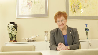 Presidentti Halosta haastatteli JYU avoimen yliopiston yliopistonopettaja Matleena Pietiläinen. Kuva: Lasse Keltto